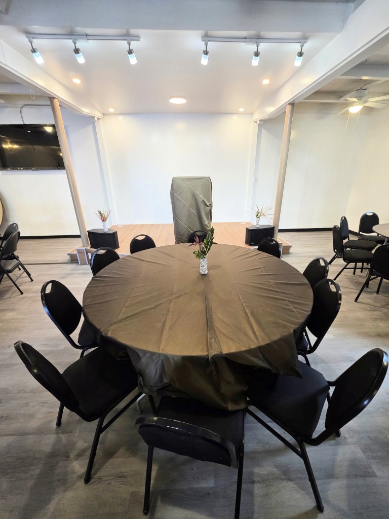 Round table in Banquet Room at Tantes